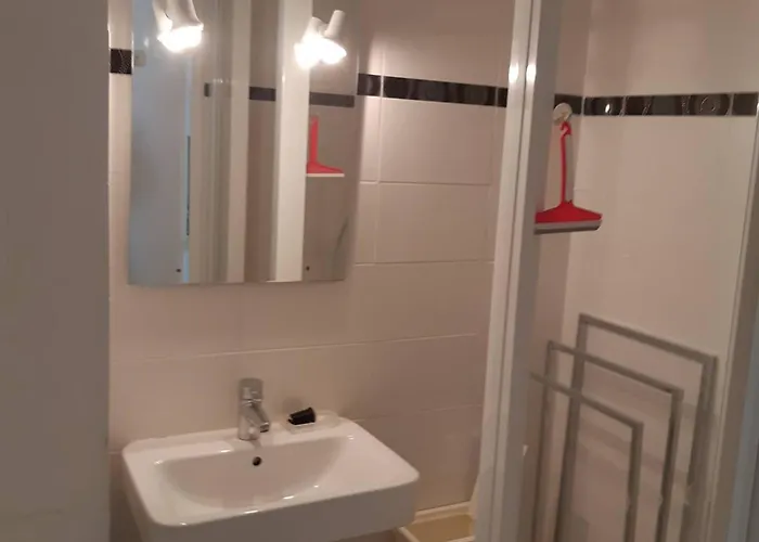 F2 Avec Loggia Fermee Et Cuisine Equipee, Proche Des Thermes De - Fr-1-680-39 * Balaruc-les-Bains