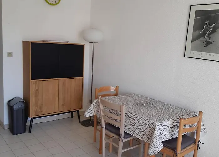 F2 Avec Loggia Fermee Et Cuisine Equipee, Proche Des Thermes De - Fr-1-680-39
